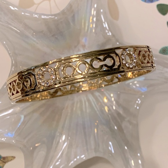 ⭐️ ✨💫COACH NWOT STUNNING GOLD AND CRYSTAL LATTICE SIGNATURE C BANGLE PRISTINE - Picture 6 of 7